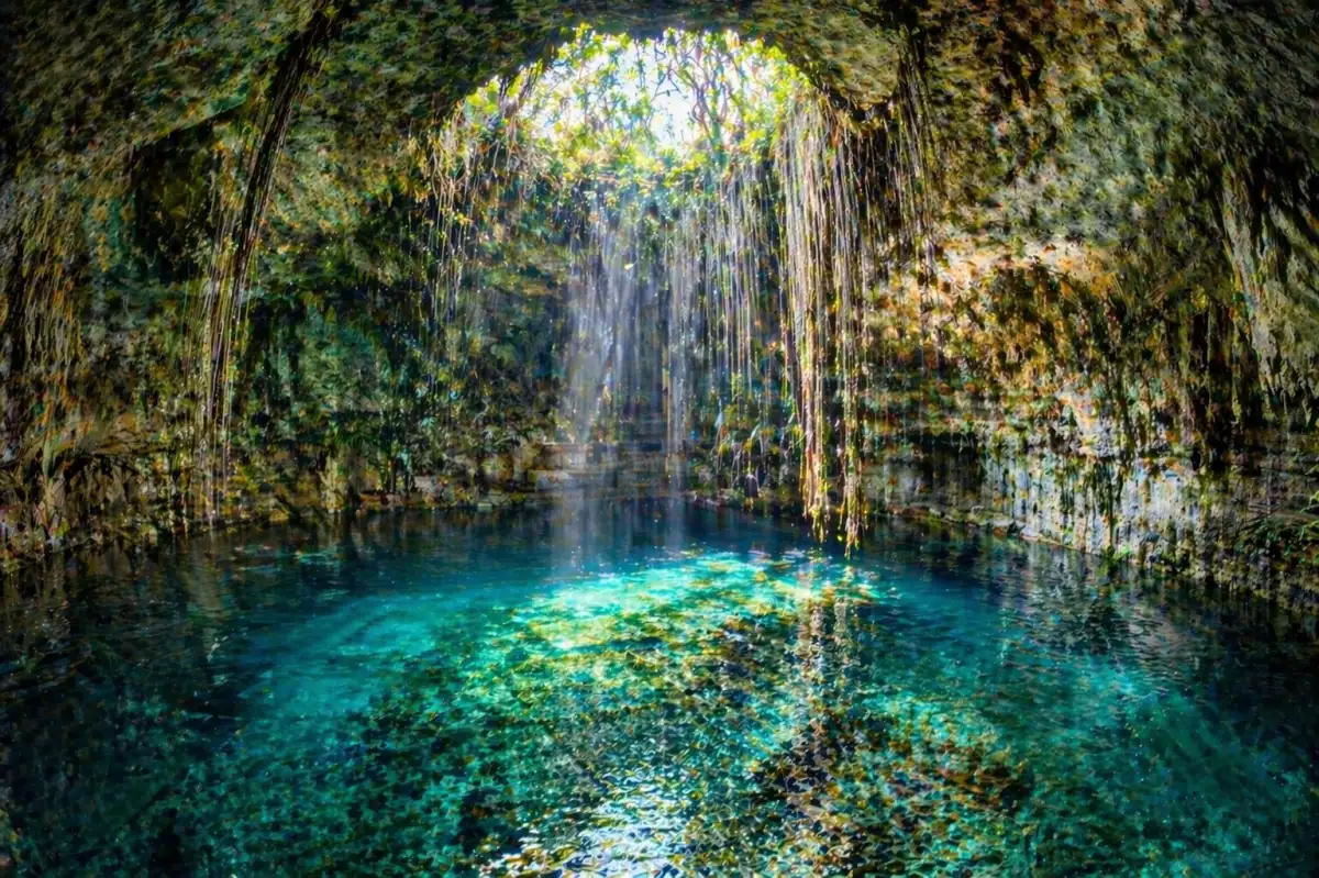 Cenote natural en la selva del Yucatán, México — aguas turquesas cristalinas