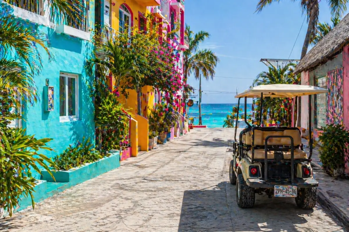 Calles coloridas de Isla Mujeres, Caribe mexicano — excursión desde Tulum